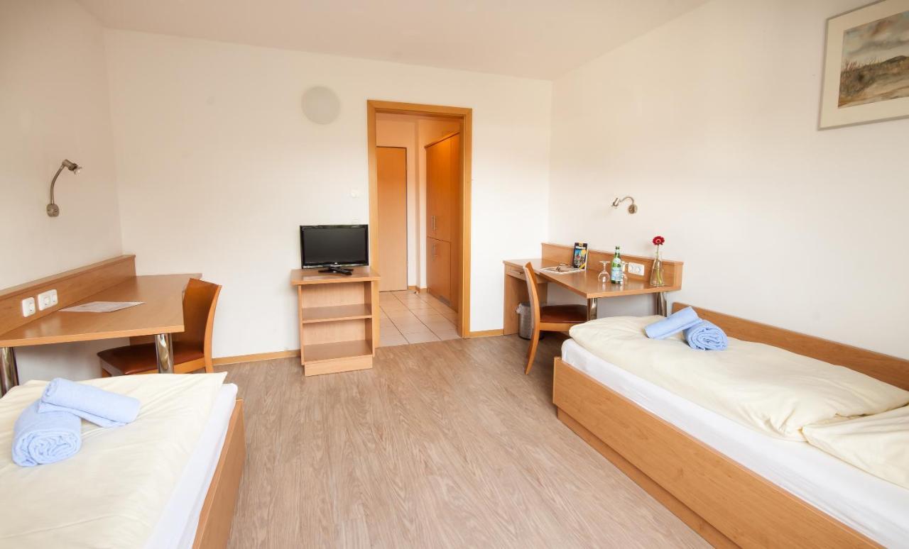 Gastehaus Olympia Reitanlage Munchen-Riem Bed & Breakfast Exterior photo